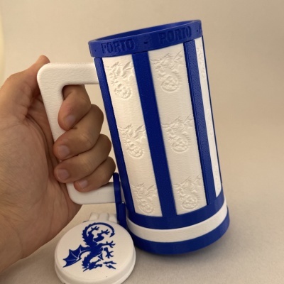 Caneca branca com detalhes azuis, texto PORTO e tampa com dragão azul