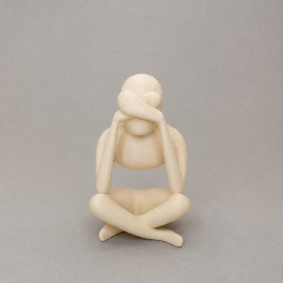 Escultura abstrata bege de figura humana sentada com braços cobrindo os olhos