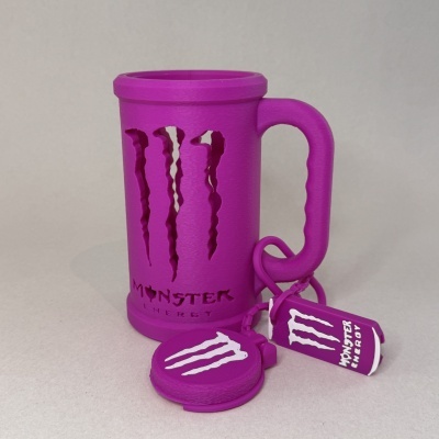 Caneca roxa com logo Monster Energy e duas peças pequenas com o mesmo logo