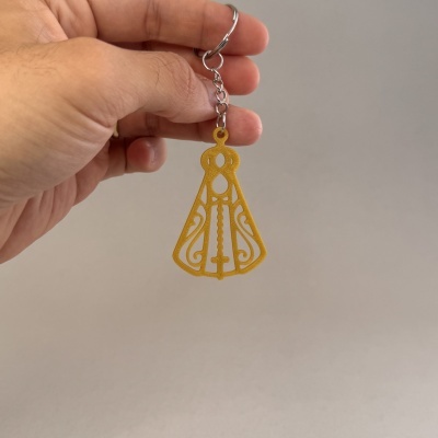 Chaveiro com pendente amarelo em forma de figura feminina estilizada