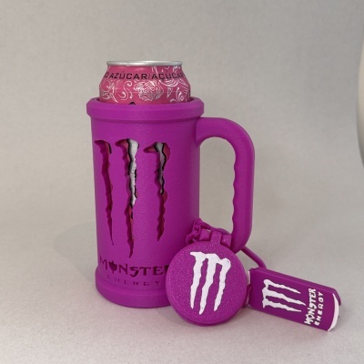 Lata rosa Monster Energy com suporte roxo e chaveiro com logos