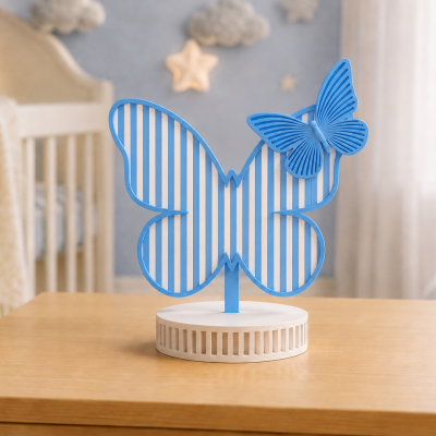 Escultura decorativa de borboleta azul e branca com base redonda numa mesa de madeira clara