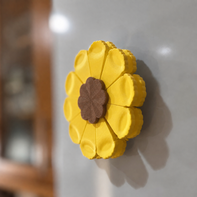 Borrachas coloridas em forma de flor com pétalas amarelas e centro castanho