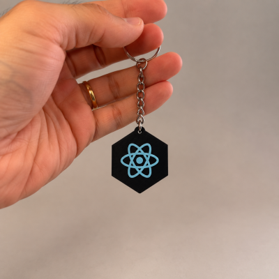 Porta-chaves hexagonal preto com logótipo azul do átomo