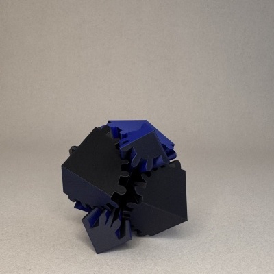 Puzle 3D cúbico azul e preto sobre superfície cinza