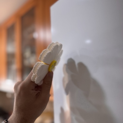 Apagador em forma de flor a ser usado num quadro branco