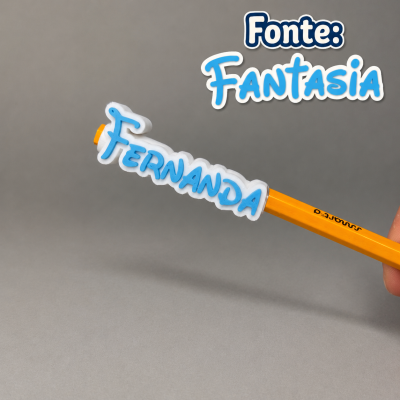 Lápis amarelo com nome personalizado em plástico branco e azul com o nome FERNANDA