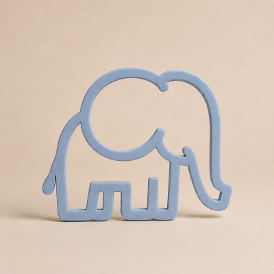 Escultura decorativa azul em forma de elefante estilizado sobre fundo bege