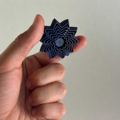 Conjunto de cortadores de bolachas em forma de estrela azuis aninhados