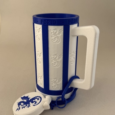 Caneca branca com moldura azul, padrão de dragão em relevo e a palavra Porto