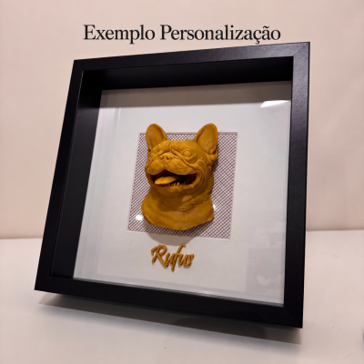 Quadro decorativo preto com escultura de cabeça de cão castanho e nome Rufus em relevo