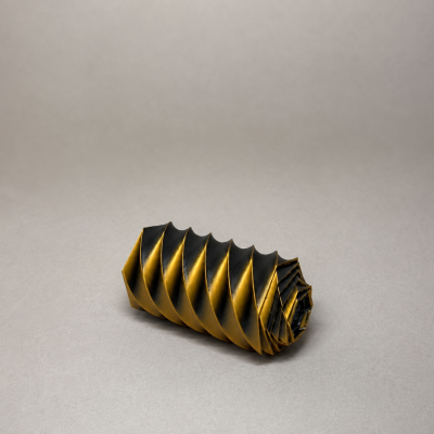 Objeto cilíndrico preto e amarelo com padrão helicoidal