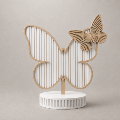 Escultura decorativa de borboleta dourada e branca com base redonda sobre fundo cinza
