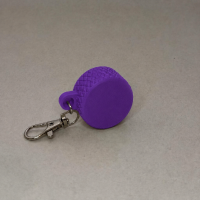 Chaveiro redondo roxo com textura e argola metálica