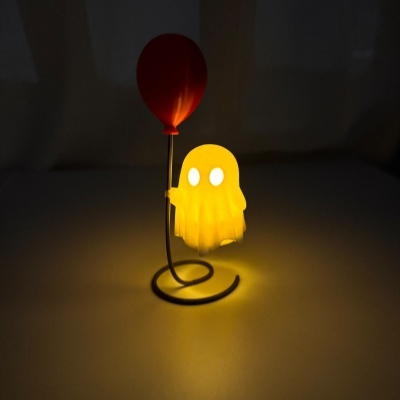 Luz decorativa de fantasma amarela com balão vermelho