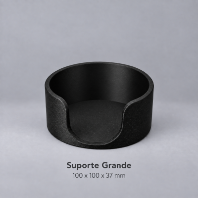 Suporte preto circular com abertura frontal em fundo cinzento, texto Suporte Grande 100 x 100 x 37 mm