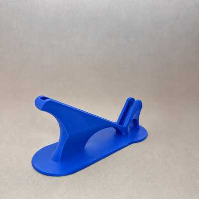 Suporte azul em plástico para objetos com base oval sobre superfície bege