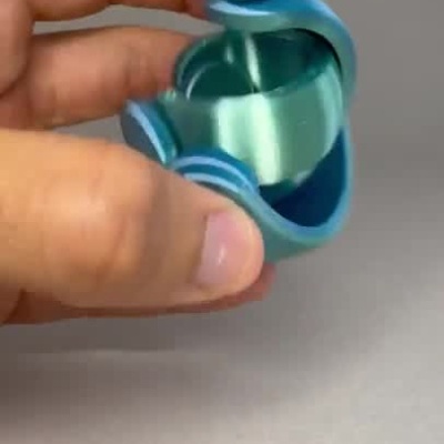 Dispositivo esférico azul esverdeado sendo manipulado por uma mão