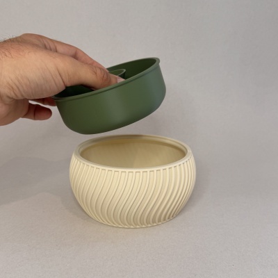 Recipiente plástico verde e vaso creme com padrão ondulado