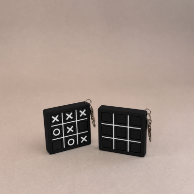 Dois chaveiros tabuleiro jogo da velha preto com X e O em silicone.