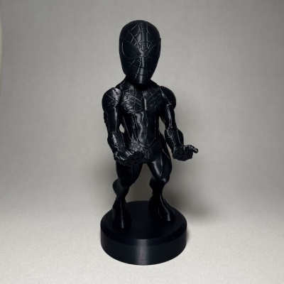 Figura preta de super-herói com padrão de teia e base circular preta