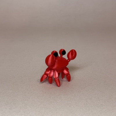 Figura decorativa de caranguejo vermelho com olhos negros.
