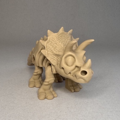 Figura de dinossauro Triceratops bege em material com textura e impressão 3D