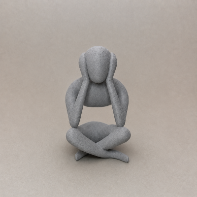 Estátua abstrata cinzenta com textura rugosa sentada de pernas cruzadas