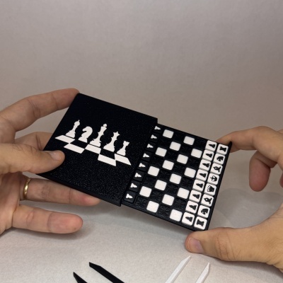 Jogo portátil de xadrez magnético preto e branco com tabuleiro e peças embutidas