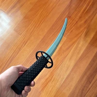 Espada de brinquedo azul com punho preto texturizado em chão de madeira