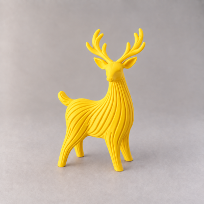 Figura decorativa veado amarelo em material plástico com linhas verticais