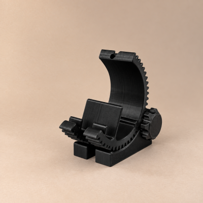 Suporte preto de plástico com base e ajuste lateral sobre fundo bege