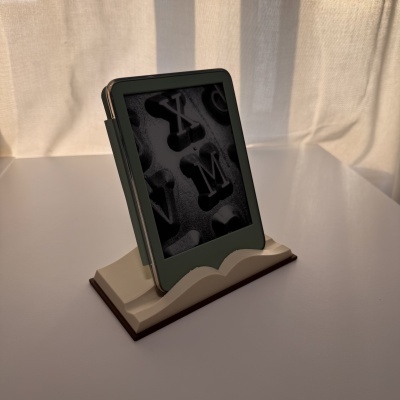Ecrã digital com capa verde e base branca em forma de livro