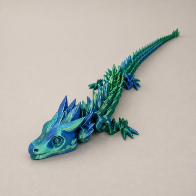 Figura decorativa de dragão azul e verde sobre superfície bege