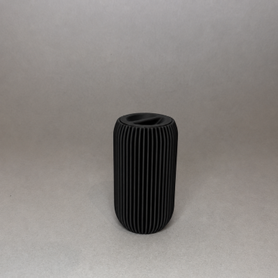 Vaso preto com textura canelada em fundo cinza