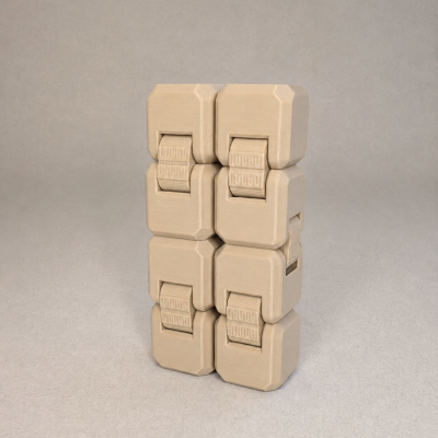 Infinity cube fidget toy em plástico bege sobre fundo cinza