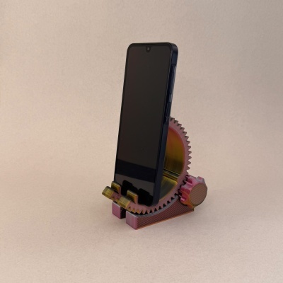 Suporte para smartphone cor metálica com engrenagem em fundo bege