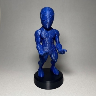 Figura Homem-Aranha azul em base preta sobre fundo cinzento