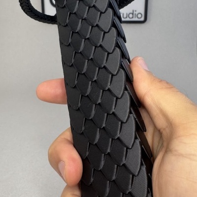Espada com punho preto texturizado e lâmina azul clara