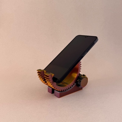 Suporte para telemóvel em material que simula madeira com telemóvel preto.