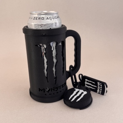 Lata Monster Energy Zero Açúcar numa caneca preta com logotipo Monster Energy e porta-chaves