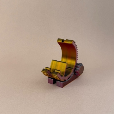 Suporte acrílico amarelo e vermelho com dentes de engrenagem e base rectangular