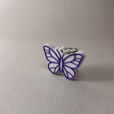 Porta-chaves de borboleta branco com contorno roxo