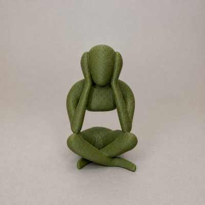 Escultura verde texturizada abstrata de figura humana sentada com mãos na cabeça