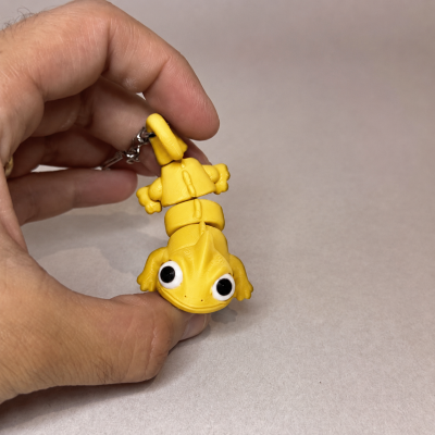Chaveiro amarelo em forma de lagarto com articulações móveis