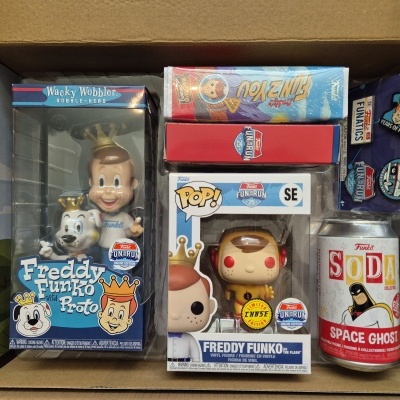 Conjunto de figuras e produtos colecionáveis Funko em caixa aberta