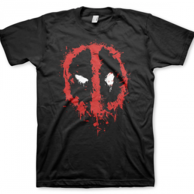 Camiseta preta com estampa do símbolo do Deadpool em vermelho e branco