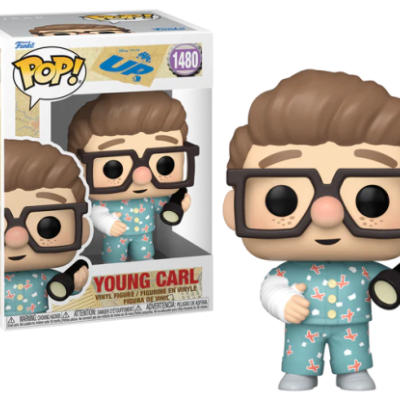 Figura Funko Pop! Young Carl em pijama azul claro com padrões, óculos pretos e braço enfaixado, segurando telefone móvel, junto da caixa do produto.