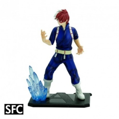 Figura de ação personagem com cabelo vermelho em fato azul e base preta com cristais azuis