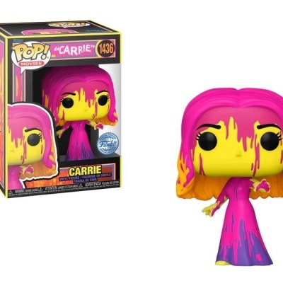 Figura Funko Pop! de Carrie com cabelo rosa e sangue cor-de-rosa, vestida de roxo, na caixa.